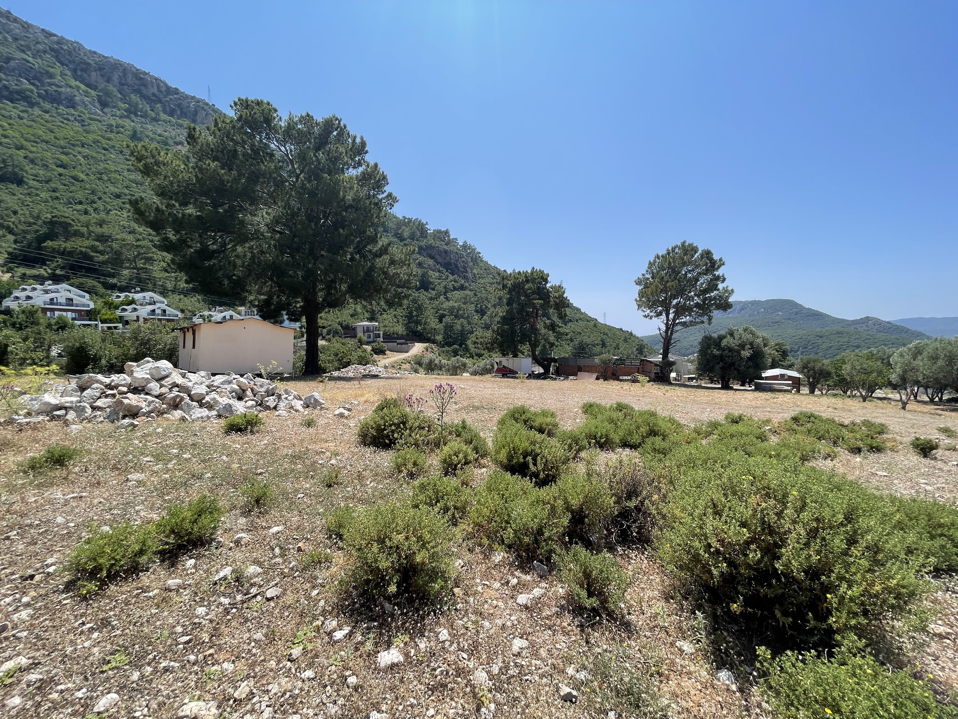 FETHİYE ÖLÜDENİZ'DE SATILIK 700 m² İMARLI KÖŞE PARSEL ARSA