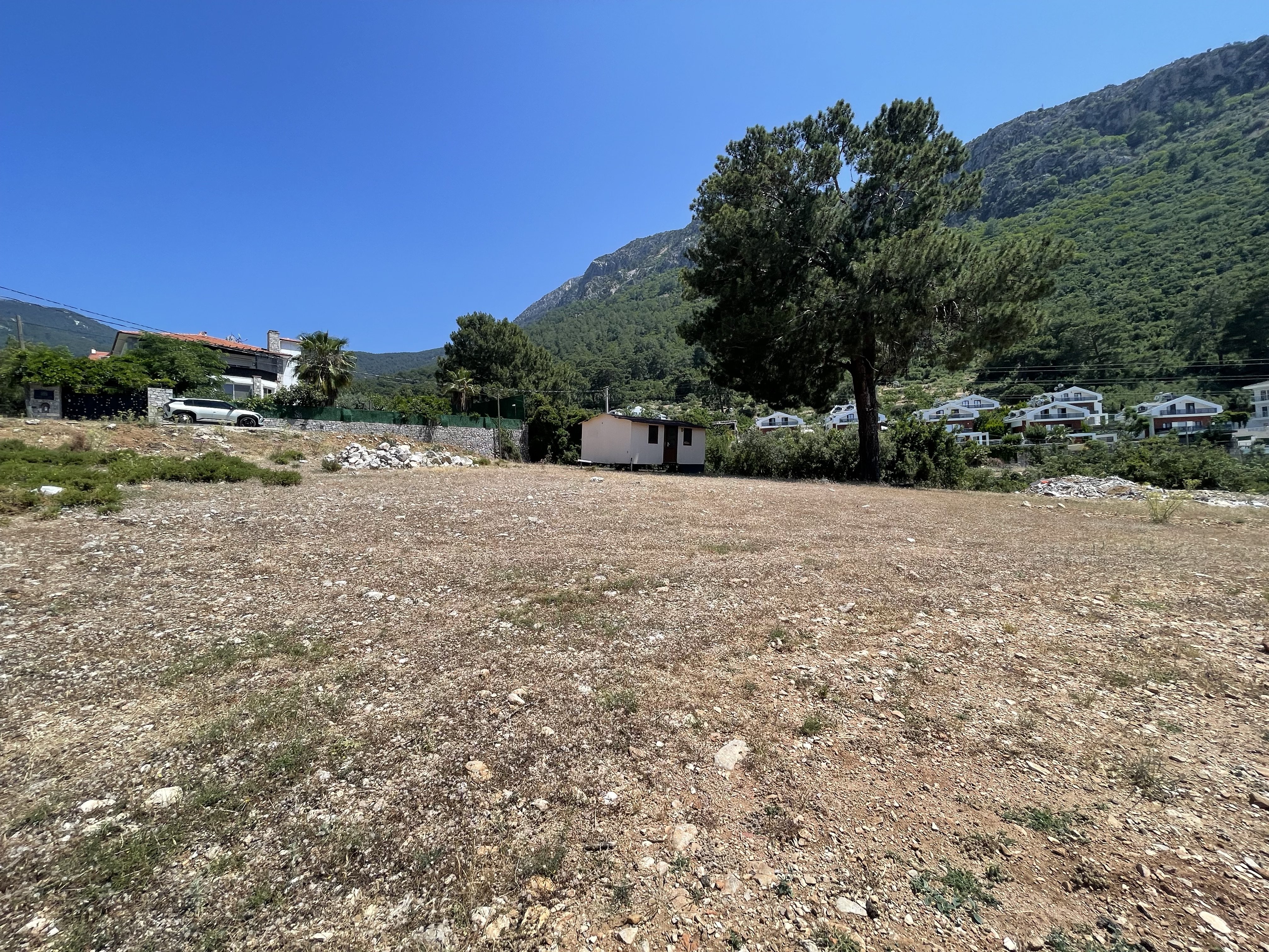 FETHİYE ÖLÜDENİZ'DE SATILIK 700 m² İMARLI KÖŞE PARSEL ARSA