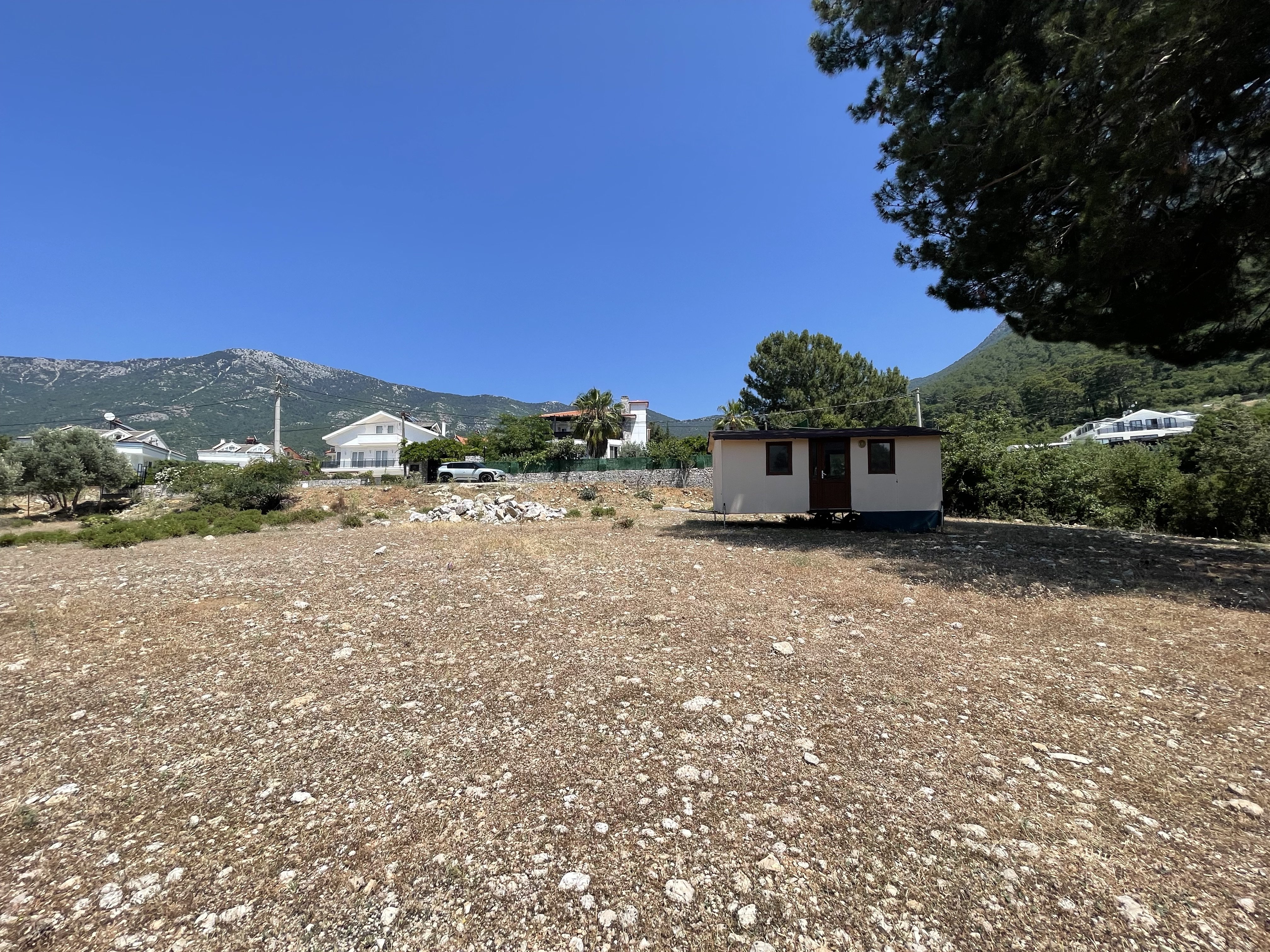 FETHİYE ÖLÜDENİZ'DE SATILIK 700 m² İMARLI KÖŞE PARSEL ARSA