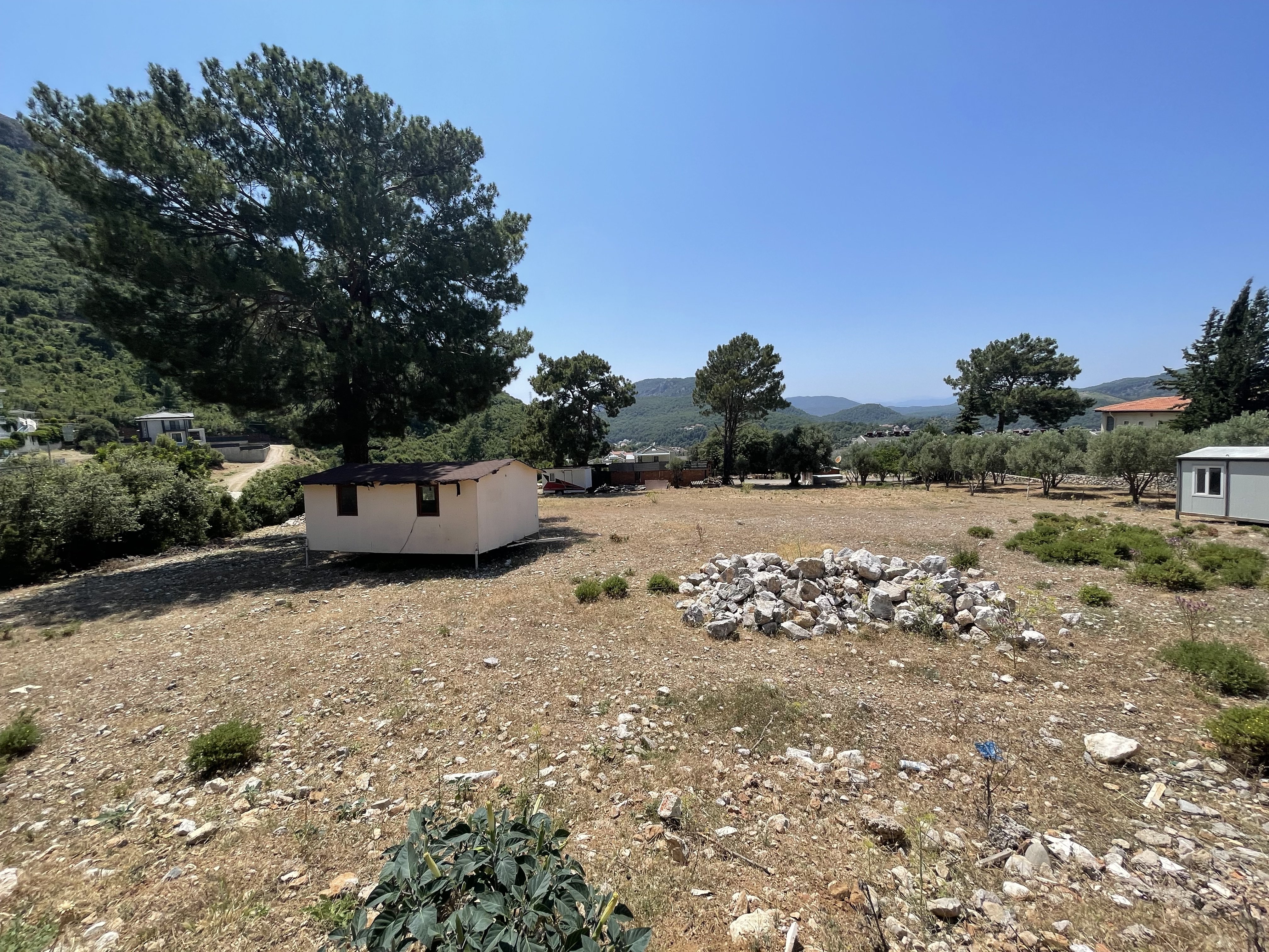 FETHİYE ÖLÜDENİZ'DE SATILIK 700 m² İMARLI KÖŞE PARSEL ARSA