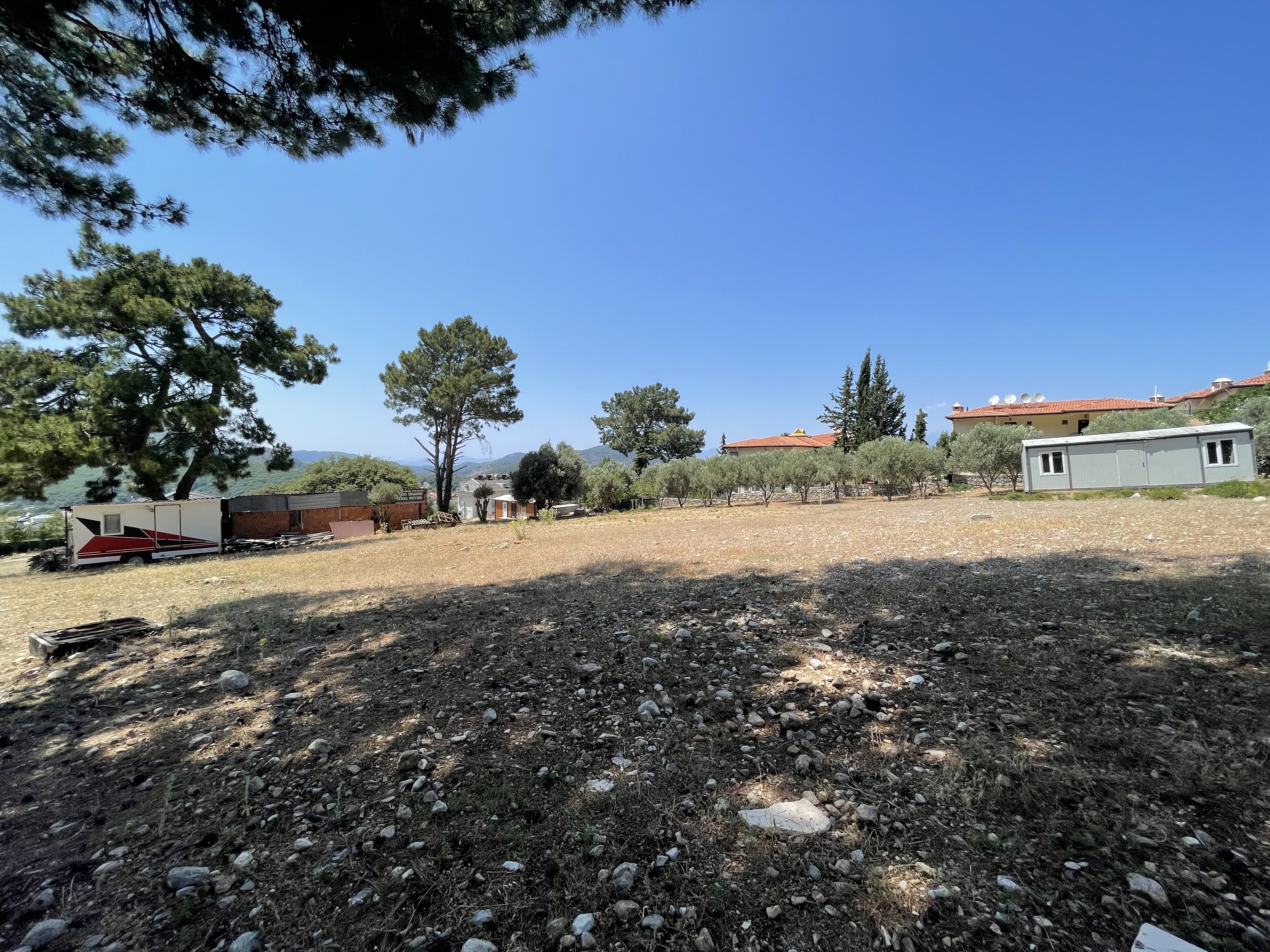 FETHİYE ÖLÜDENİZ'DE SATILIK 700 m² İMARLI KÖŞE PARSEL ARSA